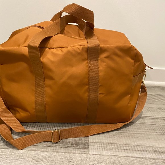 NWT DSW Exclusive Camuto Weekender Bag with removable faux shearling clutch - Picture 4 of 7